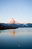 Spiegelung von Matterhorn 4478 m, im Grindjisee 2334 m, in der Morgendämmerung, Zermatt, Wallis, Schweiz