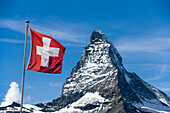 Schweizer Fahne vor dem Matterhorn 4478 meters, Zermatt, Wallis, Schweiz