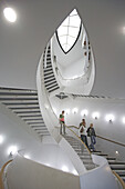 Menschen im Treppenhaus im Museum of Contemporary Art, Chicago, Illinois, Amerika