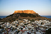 Blick auf die Akropolis, Lindos, Rhodos, Griechenland