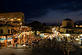 Einkaufsstraße mit Straßencafes, Rhodos Stadt, Rhodos, Griechenland