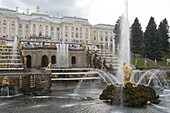 Samsonbrunnen und Große Kasdade am Peterhof, Petrodworez, nahe Sankt Petersburg, Russland, Europa