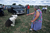 Platz!, Frau mit Hunden vor Oldtimer, Northiam, East Sussex, Südengland, England, Großbritannien