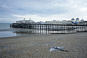 Steiniger Strand und Hastings Jetty, Hastings, East Sussex, Südengland, England, Großbritannien, Europa