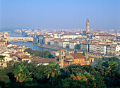 Stadtbild mit Fluss Arno von der Piazzale Michelangelo, Florenz, Toskana, Italien