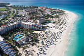 Luftaufnahme von Hotelanlagen am Eagle Beach, Aruba, ABC-Inseln, Niederländische Antillen, Karibik