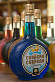 Blue Curacao-Likörflaschen, Curacao Liqueur Distillery, Landhuis Chobolobo, Salina, Willemstad, Curacao, ABC-Inseln, Niederländische Antillen, Karibik