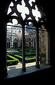 Fenster im Kreuzgang mit Blick auf Klostergarten, Domkerk, Utrecht, Niederlande, Europa
