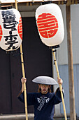 Mann mit Lampions vor dem Asakusa Tempel, Tokio, Japan, Asien