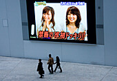 Menschen vor Videotafel, Tokio, Japan
