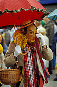 Verkleidete Person mit Maske an Fasnet, Schramberg, Baden-Württemberg, Deutschland, Europa