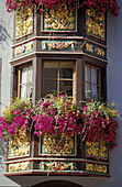 Rottweil, Erker mit Blumenschmuck an der Hauptstrasse, Baden-Württemberg, Deutschland, Europe