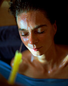 Ayurvedischer Stirn-Öl-Guß bei einer Frau, Teil einer ayurvedischen Massage,  Wellness Anwendung in einem Hotel, Deutschland