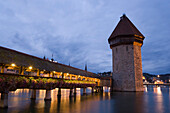 Reuss Fluss mit Kapellbrücke, die älteste, überdachte Holzbrücke Europas und Wasserturm im Abendlicht, Luzern, Kanton Luzern, Schweiz