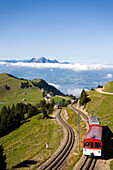 Blick über Rigi Kulm (1797 m) mit Zahnradbahn Vitznau Rigi Bahn, die erste Zahnradbahn Europas, Bergpanorama und Pilatus (2132 m) im Hintergrund, Rigi Kulm, Kanton Schwyz, Schweiz