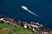 Blick von Bürgenstock (1128 m) über Vierwaldstättersee mit Ausflugsboot, Kehrsiten, Luzern, Kanton Luzern, Schweiz