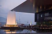 Beleuchteter Springbrunnen und KKL (Kultur- und Kongresszentrum Luzern), Europaplatz im Abendlicht, Luzern, Kanton Luzern, Schweiz