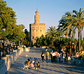 Leute, Torre la Oro, Sevilla, Andalusien, Spanien