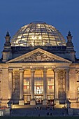 Berlin, Reichstag, Parlament und Bundestag, Dämmerung