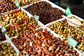 Marktstand mit Oliven, Cours Saleya, Nizza, Frankreich