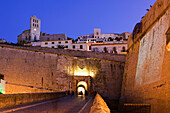 Dalt Vila Festung bei Nacht, Ibiza, Baleares, Spanien