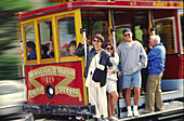 Straßenbahn in voller Geschwindigkeit, Touristen, San Francisco, Kalifornien