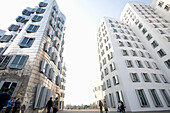 Touristen beim Neuer Zollhof, Architektur von Frank O.Gehry, Medienhafen in Düsseldorf, Nordrhein-Westfalen, Landeshauptstadt in NRW, Deutschland
