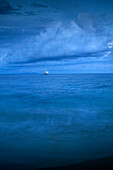 Ein Schiff auf dem Meer, Indonesien, Asien, Wasser, Stimmung, Welle, blaue Stunde, bewölkt, Wolken, Fähre, Transport, Ferne, Fernreise, Reise, bedrohlich, einsam