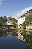 Ein Café am Fluss Alzette im Stadtteil Grund in Luxemburg