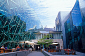 Federation Square ist als Ort konzipiert an dem Menschen zusammen kommen. Neben einigen Museen und Sammlungen beherbergt es auch Pubs, Cafes und Restaurants. Es befindet sich Downtown Melbourne, Victoria, Australien
