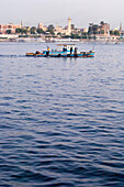 Ein Boot fährt vorbei, Nil, Niltal, Luxor, Ägypten