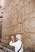 Ein Tourist fotografiert Hieroglyphen, Karnak Tempel, Luxor, Ägypten