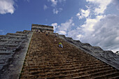 Touristen bei einer Maya Pyramide, Mexiko