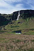 Landschaft in Island, Seljalandsfoss Wasserfall im Hintergrund, Island