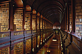 Bücherregale in Trinity College, Long Hall Bibliothek, Dublin, Irland