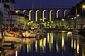 Morlaix bei Nacht mit Viadukt im Hintergrund, Bretagne, Frankreich
