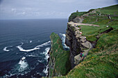 Leute laufen entlang der Klippe, Cliffs of Mother, County Clare, Irland