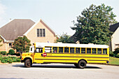 Schulbus vor typischer Wohnsiedlung, Atlanta, Georgia, USA