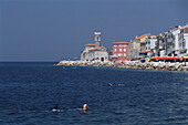 Uferpromenade, Leute schwimmen im Meer, Piran, Slowenien