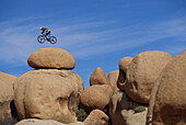 Extrem Mountainbiken, Mountainbiker in der Luft, Felsen, Felsenlandschaft, Sport