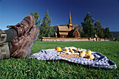 Norwegisches Picknick an der Stabkirche, Lom, Oppland, westl. Mittel Norwegen