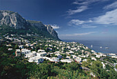 Blick von der Bergstation der Seilbahn auf Marina Grande, Capri, Kampanien, Italien