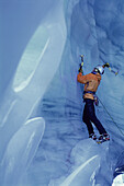 Mann beim Eisklettern, Pitztaler Gletscher, Pitztal, Tirol, Österreich