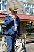 Ein Mann, Einheimischer und seine Malamute Wolf Hunde, Ketchikan, Alaska, USA