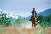 Frau beim Reiten, Pferd, Reiter, Dyea Valley bei Skagway, Alaska, USA