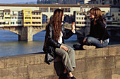 Mädchen vor dem Ponte Vecchio und Arno, Toskana, Italien