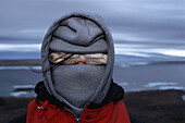 Eine Person mit Inuit Sonnenbrille, Baffin Island, Nunavut, Kanada