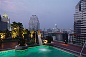 Satdtansicht von Bangkok am Abend, mit Pool des Hotels Banyan Tree Spa im Vordergrund, Bangkok, Thailand