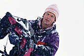 Ein Mann, Bergsteiger im Schneesturm, Gebirge, Sport