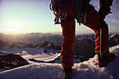 Ein Mann, Bergsteiger am Gipfel der Ötztaler Wildspitze beim Sonnenaufgang, Gebirge, Sport, Österreich